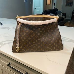 Louis Vuttion- not authentic